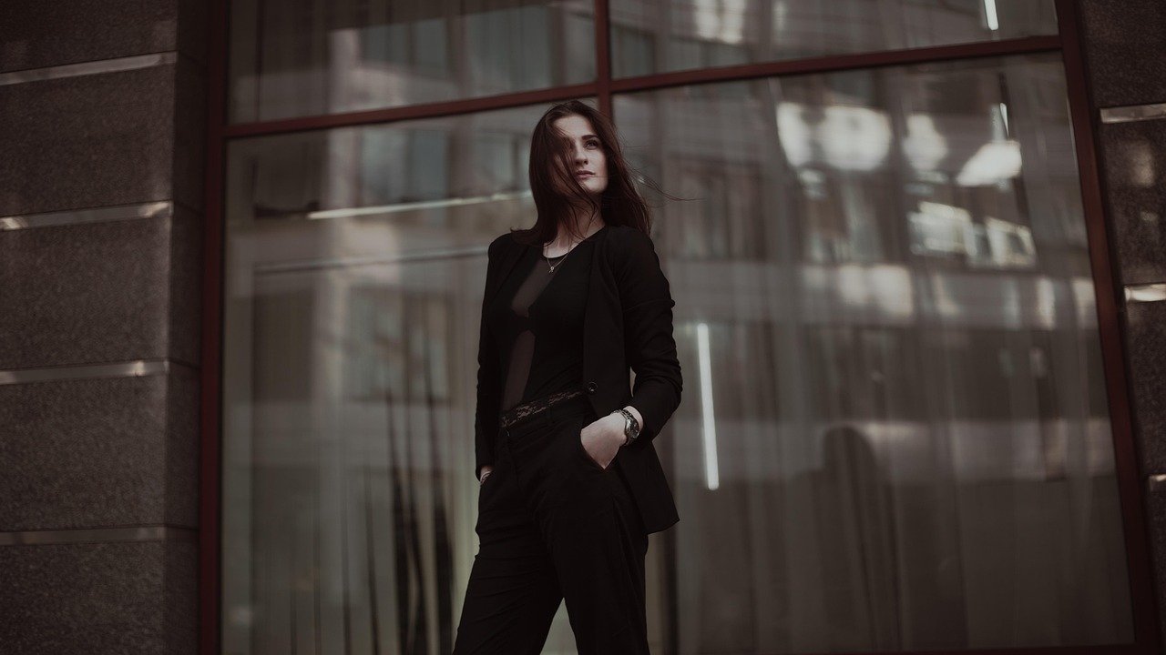 Business woman, business, young woman — Get Started by Downloading MT4 for Seamless Trading