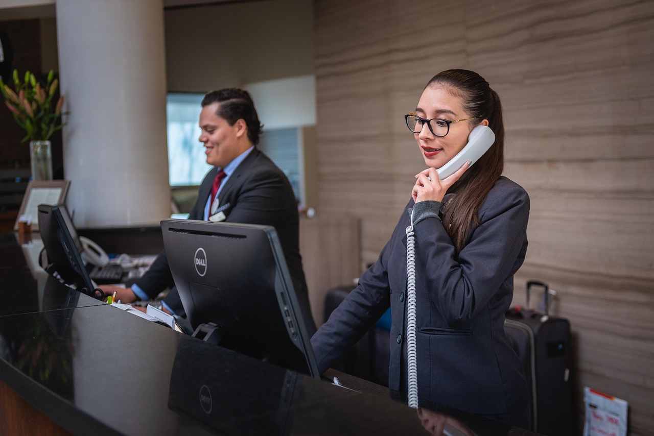 Receptionists, phone call, hotel — Mailbox Wholesale: Access Reliable Email Solutions at Volume Discounts