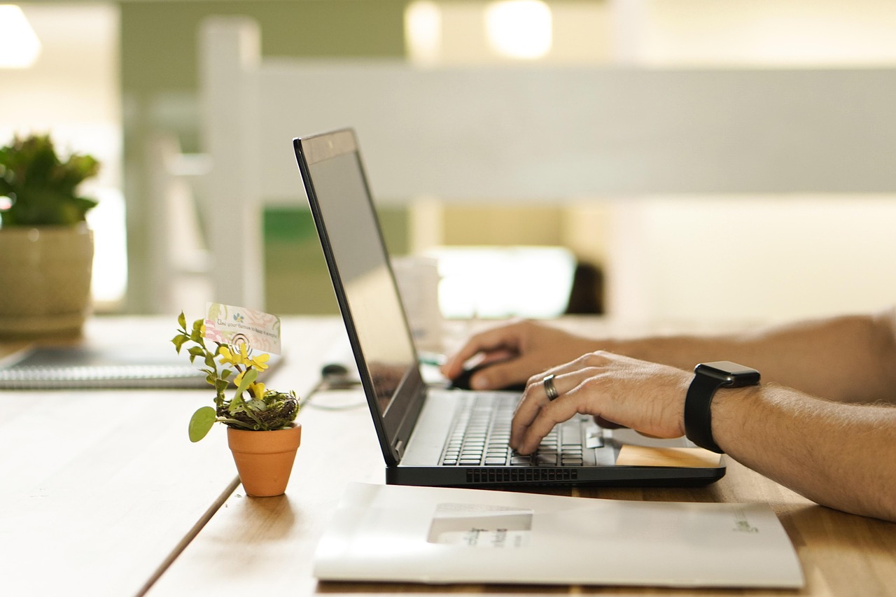 Online, connection, nature — Maximizing Visibility with Custom Trade Tents