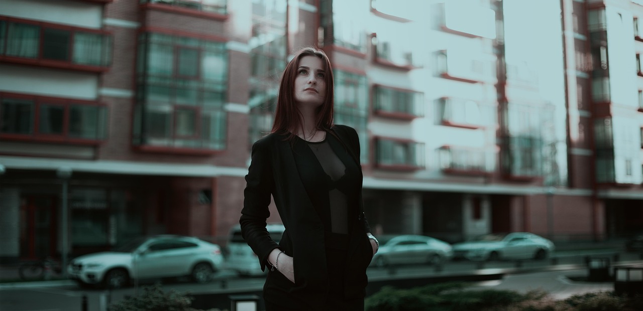 Business woman, business, young woman — Stay Protected and Profitable with Reliable MT4 Risk Management Indicators